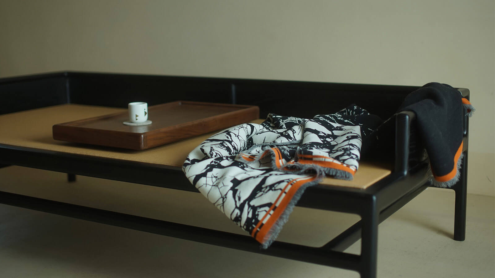 Ming Noir RuYun Daybed